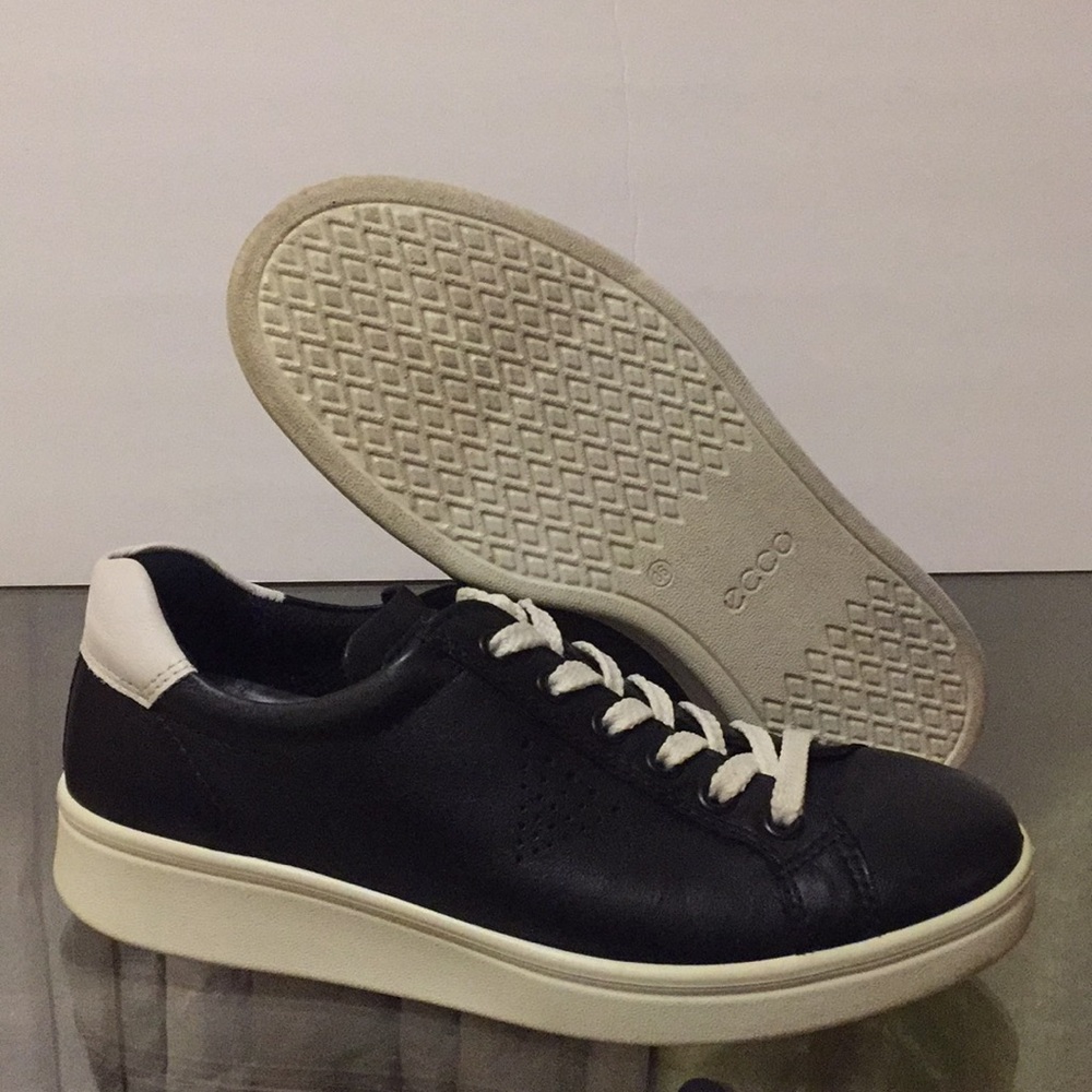 Casual leather Sneakers Shoes black and white